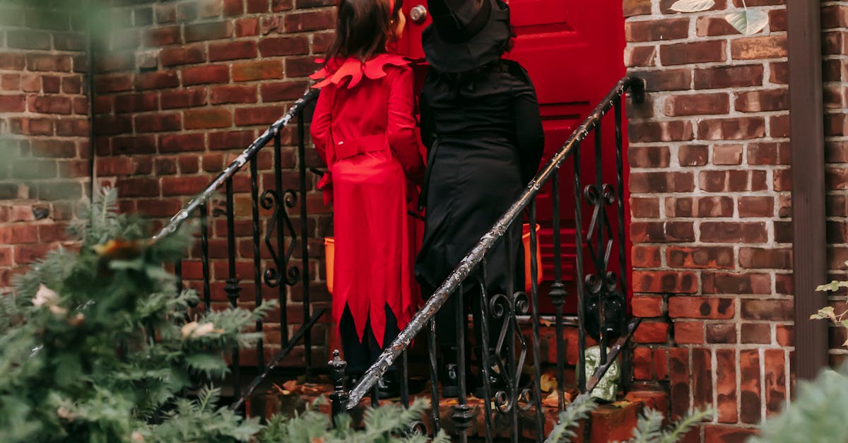 Do all IKEA wardrobes need to be fixed to the wall?